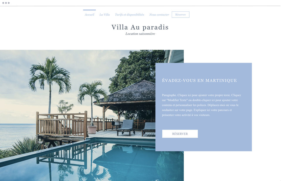 Page d'accueil d'un site de location de villa de vacances. On voit une photo de piscine et de plage sur un fond blanc.